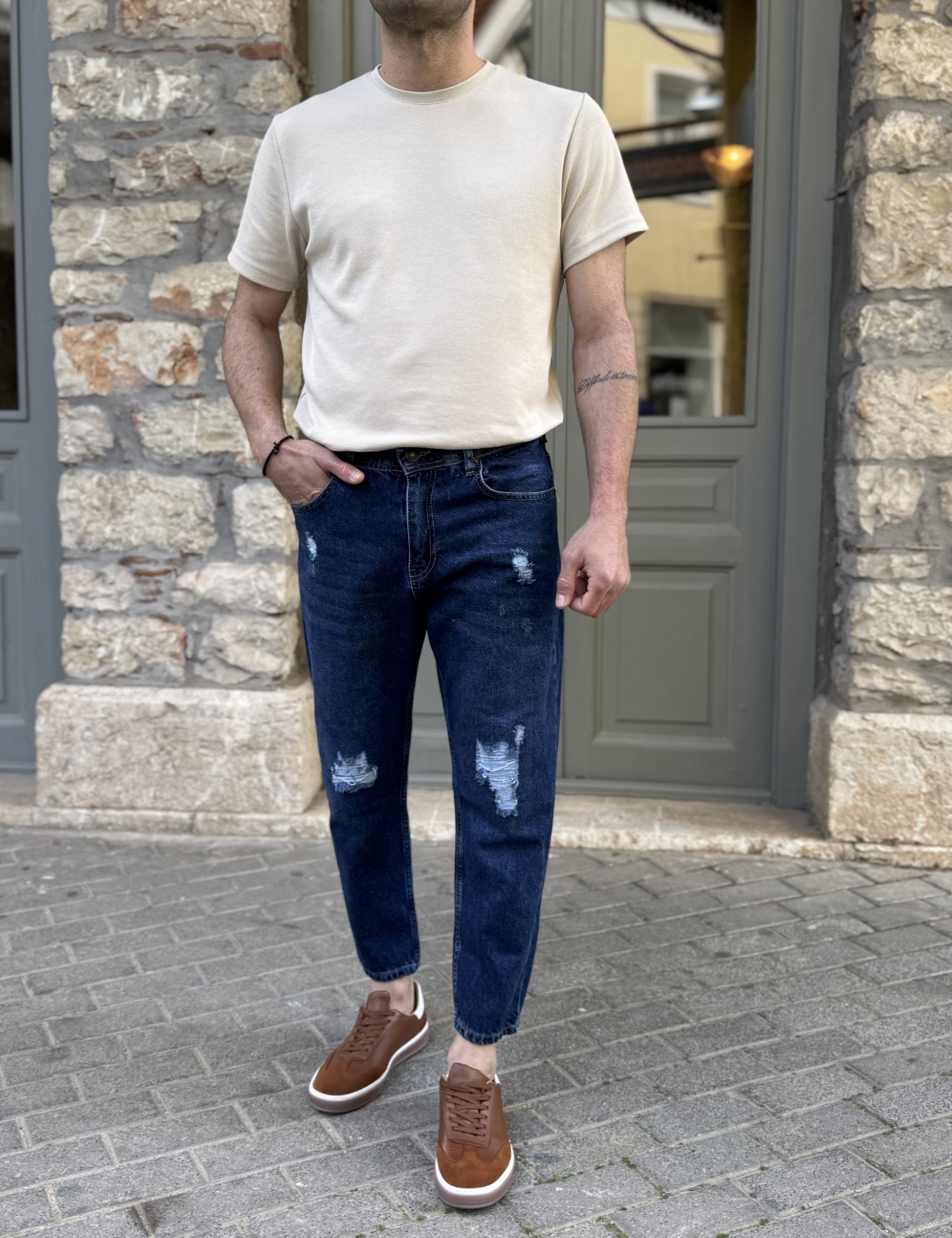 Ανδρικό σκούρο μπλε boyfriend τζιν πεντάτσεπο με σκισίματα 60236 φωτογραφία